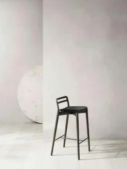 Vipp Barstolar & Barpallar-484 Cabin Counter Stol, Mörk Ek / Svart Läder