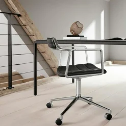 452 Snurrstol Med Hjul, Polerat Aluminium / Sandfärgad Läder