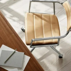 452 Snurrstol Med Hjul, Polerat Aluminium / Sandfärgad Läder