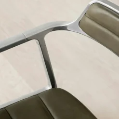 452 Snurrstol Med Hjul, Polerat Aluminium / Sandfärgad Läder