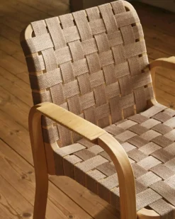 Armchair 45 Karmstol Svartlackerad yta, Klädsel i linne, Svartlackad Björk / Quiltat Läder Svart