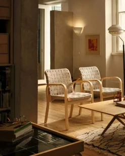 Armchair 45 Karmstol Svartlackerad yta, Klädsel i linne, Svartlackad Björk / Quiltat Läder Svart