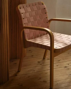 Armchair 45 Karmstol Svartlackerad yta, Klädsel i linne, Svartlackad Björk / Quiltat Läder Svart