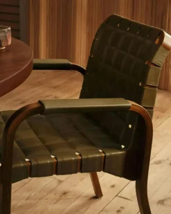 Armchair 45 Karmstol Svartlackerad yta, Klädsel i linne, Svartlackad Björk / Quiltat Läder Svart