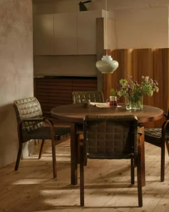 Armchair 45 Karmstol Svartlackerad yta, Klädsel i linne, Svartlackad Björk / Quiltat Läder Svart