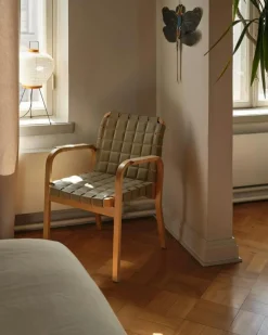 Armchair 45 Karmstol Svartlackerad yta, Klädsel i linne, Svartlackad Björk / Quiltat Läder Svart