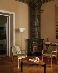 Armchair 45 Karmstol Svartlackerad yta, Klädsel i linne, Svartlackad Björk / Quiltat Läder Svart