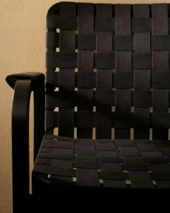 Armchair 45 Karmstol Svartlackerad yta, Klädsel i linne, Svartlackad Björk / Quiltat Läder Svart