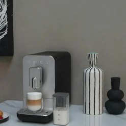 Smeg Espressomaskiner & Tillbehör-Automatisk Kaffemaskin Med Mjölksystem, Svart