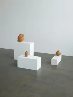 Louise Roe Vaser-Balloon 01 Vas 25 cm, Raw White