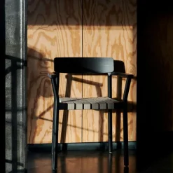 Betty TK9 Karmstol, Rökt Ek / Naturligt Vävband