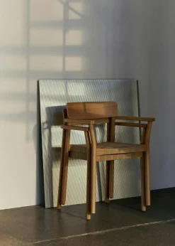 Betty TK9 Karmstol, Rökt Ek / Naturligt Vävband