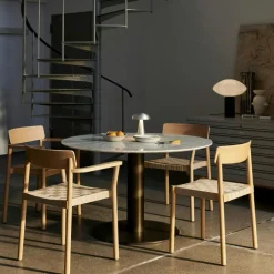 Betty TK9 Karmstol, Rökt Ek / Naturligt Vävband