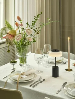 Blossi Mini Bordslampa Portabel, Svart / Opal