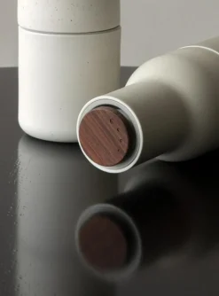 Audo Copenhagen Kryddkvarnar-Bottle Grinder Kryddkvarn 2-pack, Hunting Green / Beige / Valnöt