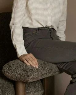 Brasilia Fåtölj, Mörkbetsad Ek / Fårskinn Root