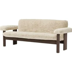 Audo Copenhagen 2-Sitssoffor-Brasilia 2-Sitssoffa, Mörkbetsad Ek / Sheepskin Nature