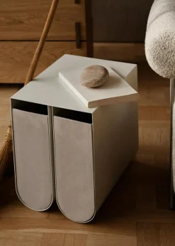 Kristina Dam Studio Sängbord & Nattduksbord|Sängbord & Nattduksbord-Curved Sidobord, Rostfritt Stål