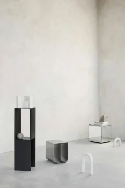 Kristina Dam Studio Sängbord & Nattduksbord|Sängbord & Nattduksbord-Curved Sidobord, Rostfritt Stål