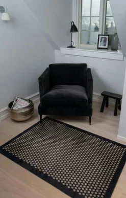 Tica Copenhagen Plastmattor-Dot Dörrmatta, Svart / Beige, 90x60 cm