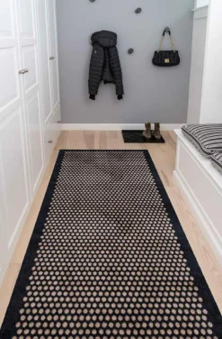 Tica Copenhagen Plastmattor-Dot Dörrmatta, Svart / Beige, 90x60 cm