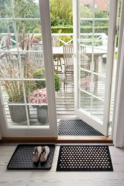 Tica Copenhagen Plastmattor-Dot Dörrmatta, Svart / Beige, 90x60 cm