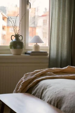 Flora Bordslampa 25 cm, Vinröd