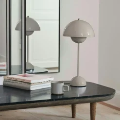 &Tradition Bordslampor-Flowerpot VP3 Bordslampa Gjord av PVC, Gjord av lackad metall, Grey Beige