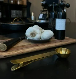 Vargen & Thor Mått & Måttsatser-Frost Kaffemått Med Klämma, Mässing