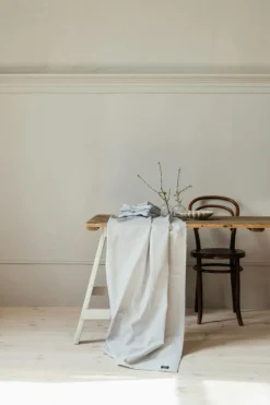 Hedvig Bordsduk Behandlad 140x240 cm Chambray, Mörkgrå / Grå