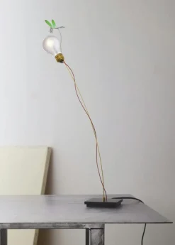 Ingo Maurer Bordslampor-I Ricchi Poveri Bzzzz Bordslampa, Röd