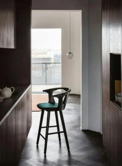 In Between Barstol Sk8, Svartlackad Ek / Fiord 191