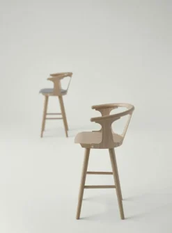 In Between Barstol Sk8, Svartlackad Ek / Fiord 191