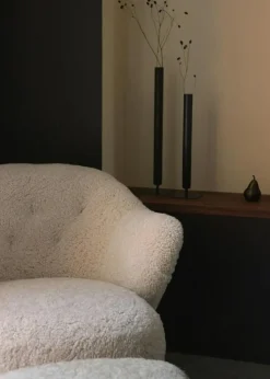 Audo Copenhagen Fåtöljer-Ingeborg Loungefåtölj, Fårskinn Sahara / Naturlig Ek