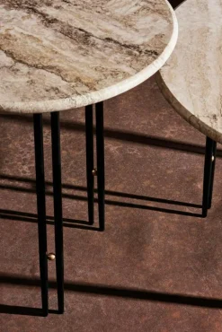 GUBI Soffbord-IOI Sidobord Ø50 cm, Travertin / Svart