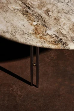 GUBI Soffbord-IOI Sidobord Ø50 cm, Travertin / Svart