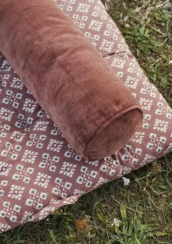 Madam Stoltz Prydnadskuddar & Fodral-Kudde Sammet Bolster, Ecru