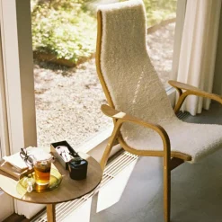 Lamino Fåtölj Fårskinn/Lackad bok, Svart