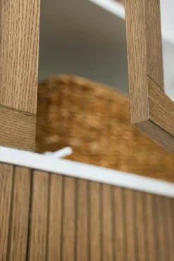 Line Burned Walnut Vitrinskåp, Vit