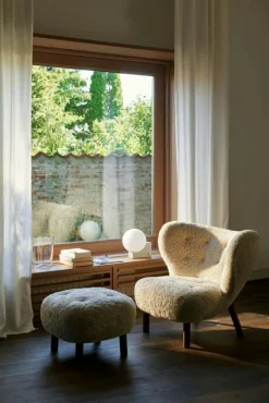 &Tradition Fotpallar-Little Petra ATD1 Fotpall, Fårskinn Sahara / Vitoljad Ek