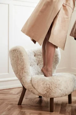 Little Petra VB1 Loungestol, Fårskinn Honey / Valnöt