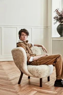 Little Petra VB1 Loungestol, Fårskinn Honey / Valnöt