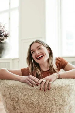 Little Petra VB1 Loungestol, Fårskinn Honey / Valnöt