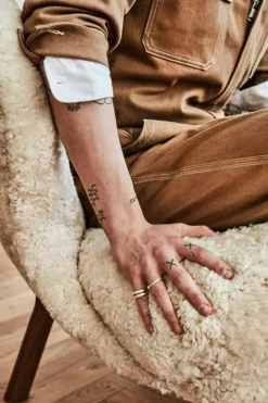 Little Petra VB1 Loungestol, Fårskinn Honey / Valnöt