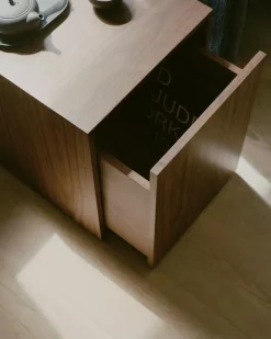 New Works Sängbord & Nattduksbord|Sängbord & Nattduksbord-Mass Sidobord Med Låda, Valnöt