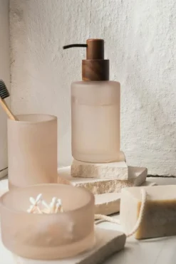 Modest Tvålpump, Valnöt