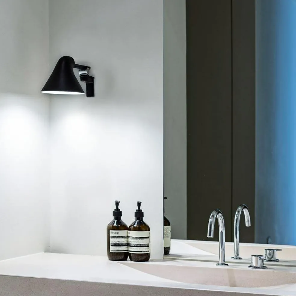 NJP Vägglampa Kort Arm, Ljusgrå