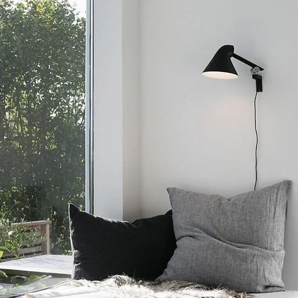 NJP Vägglampa Kort Arm, Ljusgrå