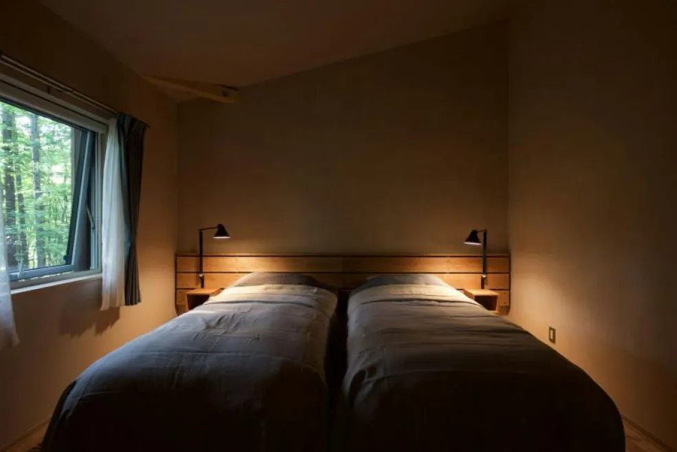 NJP Vägglampa Lång Arm, Ljusgrå