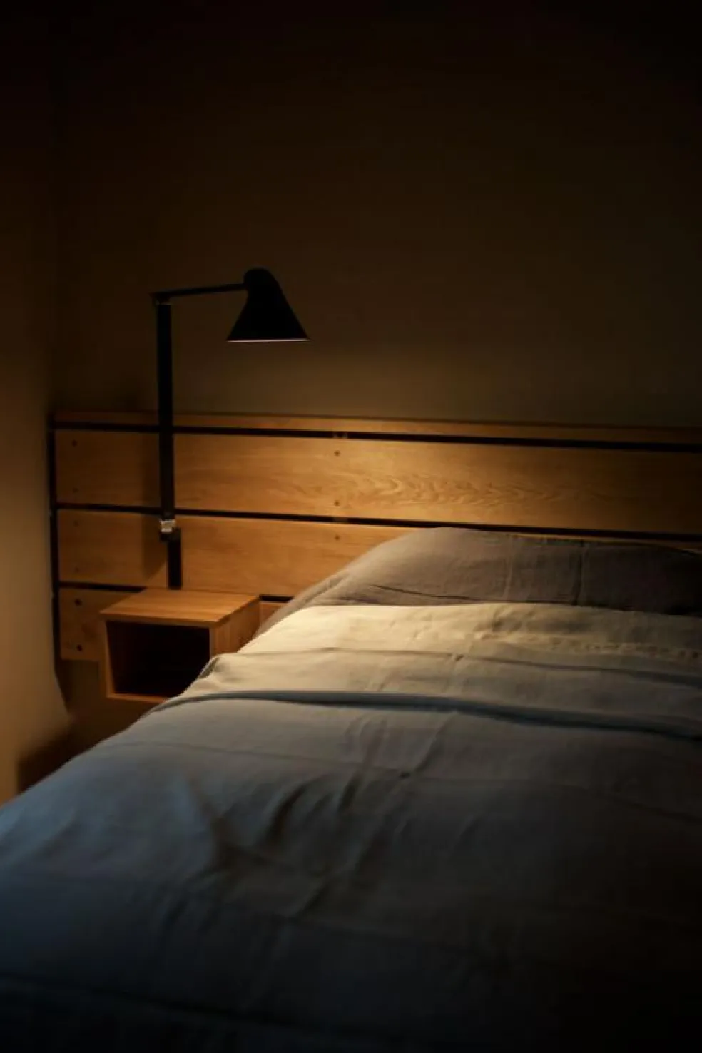 NJP Vägglampa Lång Arm, Ljusgrå